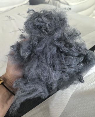 Giá tốt. Xơ polyester tái chế 2.5D 51mm Xám đậm Hút ẩm thấp trực tuyến